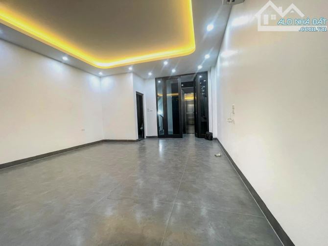 Tòa văn phòng Vũ Tông Phan, gần phố, Ô tô, dt 43m 7 tầng TM 4.6m mặt, Giá 16 tỷ. - 2