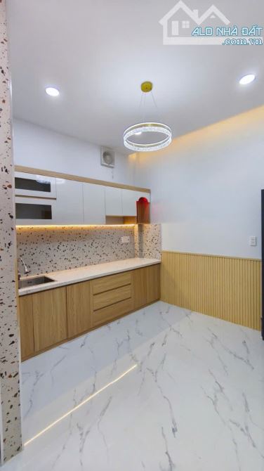 cần bán gấp nhà siêu đẹp giáp quận 10 - 32m2 - 2 tầng - 2PN -2 WC - chỉ 3.25 tỷ - 3