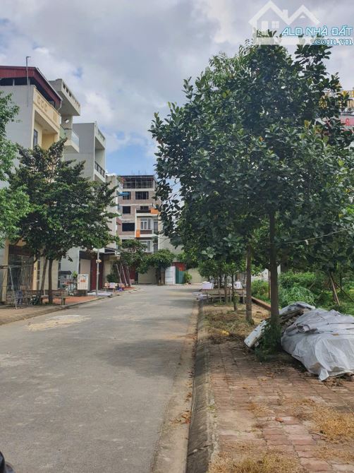 Bán nhà 3 tầng Bò Sơn . dt 72m . mt 4m . hướng TN. giá 10ty5 - 4