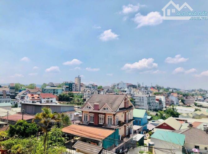 Bán nhà trung tâm ngay ngã 5 đại học giá 35tỷ mặt tiền nhựa - 4