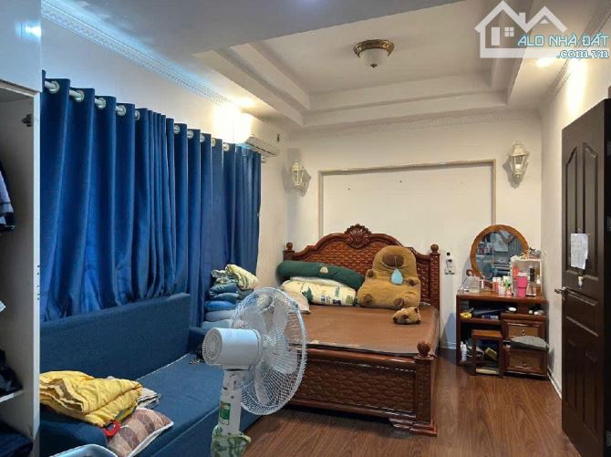 VŨ ĐỨC THẬN DÂN XÂY - 5 TẦNG - CHỈ 5.6 TỶ -10M RA MẶT PHỐ Ô TÔ TRÁNH - 4
