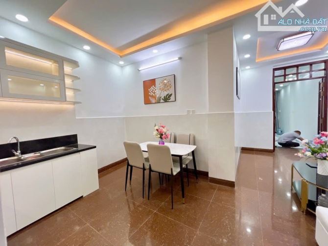 NHÀ HẺM XE HƠI THÔNG- PHƯỜNG 3- GẦN SÂN BAY- BV 175- 3 TẦNG BTCT- 4PN- 4.55 TỶ TL - 4