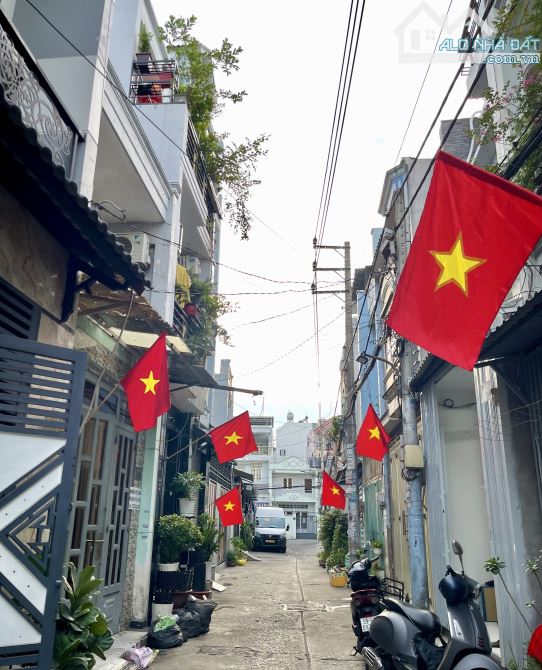 LÊ VĂN QUỚI - HẺM THÔNG XE HƠI - NHÀ ĐẸP - GIÁP TÂN PHÚ-4*11-GIÁ CHỈ HƠN 4 tỷ. - 4