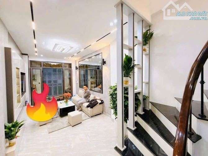 Bán nhà 160 Lạc Long Quân chỉ 5.85 tỷ - 4