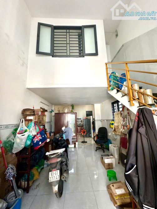 Ngay cầu vượt Linh Xuân Ô tô đậu trước nhà - 4
