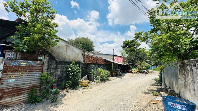 Đất gần trường tiểu học Đông Hoà C, hẻm ô tô thông, 1951m ngang 17,5m, 2343 - 4