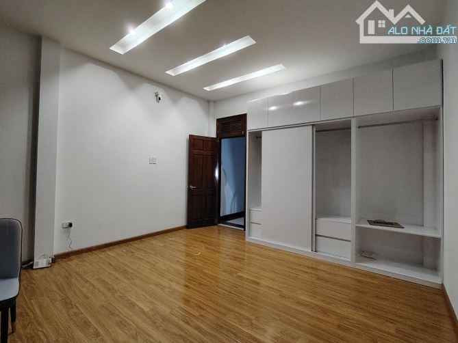 NHÀ ĐẸP 5 TẦNG NGỌC LÂM,PHÂN LÔ Ô TÔ TRÁNH VỈA HÈ,KINH DOANH ĐỈNH,NGÕ THÔNG TỨ TUNG.GIÁ RẺ - 4