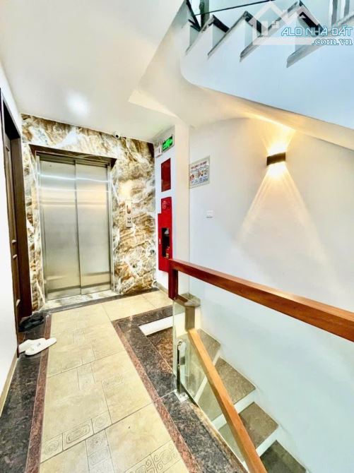 CHỦ BÁN NHÀ  - CẦU GIẤY - 100M - LÔ GÓC – THANG MÁY – Ô TÔ VÀO NHÀ - Giá chỉ 37.9 TỶ - 4