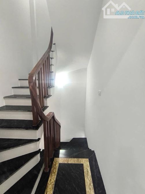 Nhà Thạch Bàn - 38m2 - 5 tầng - 10m ra oto - dân xây độc lập - giá 6 tỷ - 5