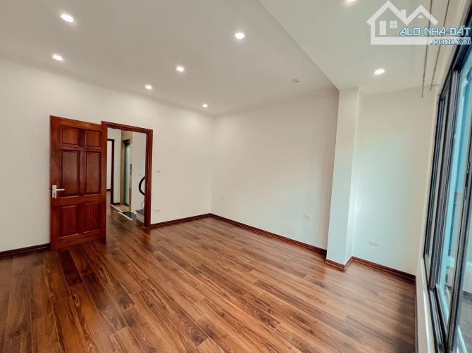 PHÂN LÔ OTO TRÁNH HOÀNG VĂN THÁI SỔ ĐỎ 55m2 KINH DOANH ĐỈNH CHỈ  21.5 tỷ - 5