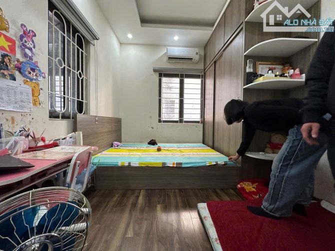 Cát Linh - Ngõ nông - Gần phố - Cách ô tô 40m - Nhà dân xây chắc chắn - Khách ở ngay - 5