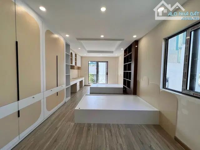 🏡 BÁN NHÀ NGUYỄN VĂN CỪ - 140M2 4T MT8,6M 40 tỷ Vị trí đắc địa - 6