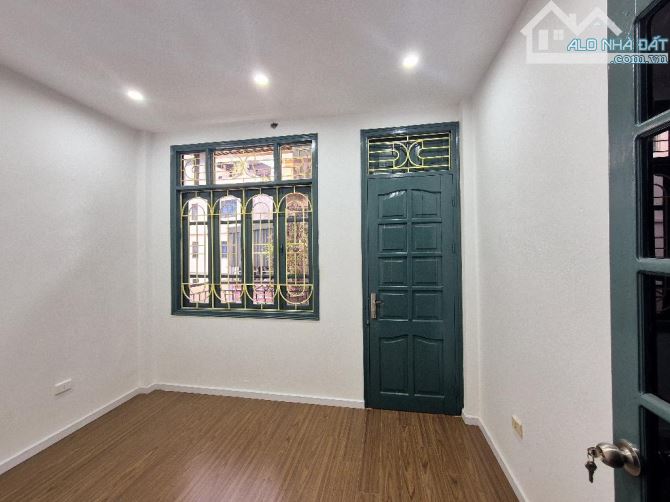 Bán nhà đẹp 4 tầng x 38m2, ngõ thông kinh doanh, VF3 qua nhà