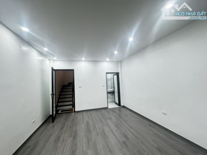 NHÀ MỚI 5 TẦNG /9.9 tỷ PHỐ BỒ ĐỀ : Ô TÔ - KINH DOANH - GẦN HỒ - VỊ TRÍ TRUNG TÂM - 6