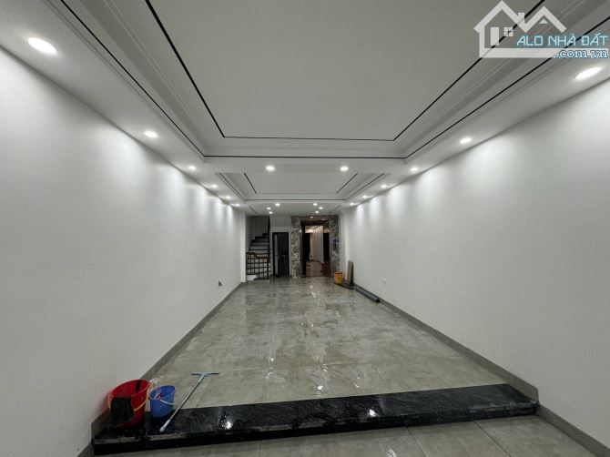 🏡 BÁN NHÀ NGUYỄN VĂN CỪ - 140M2 4T MT8,6M 40 tỷ Vị trí đắc địa - 7