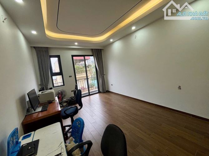 Nhà đẹp nội thất xịn ô tô vào nhà ngõ Phố Lý Sơn DT 48m2 . Giá 12.5 tỷ - 8