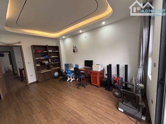 Nhà đẹp nội thất xịn ô tô vào nhà ngõ Phố Lý Sơn DT 48m2 . Giá 12.5 tỷ - 9