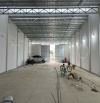 Cho thuê kho xưởng 300m² có sân sau mặt sông nhỏ, đường cặp Quốc Lộ 1A