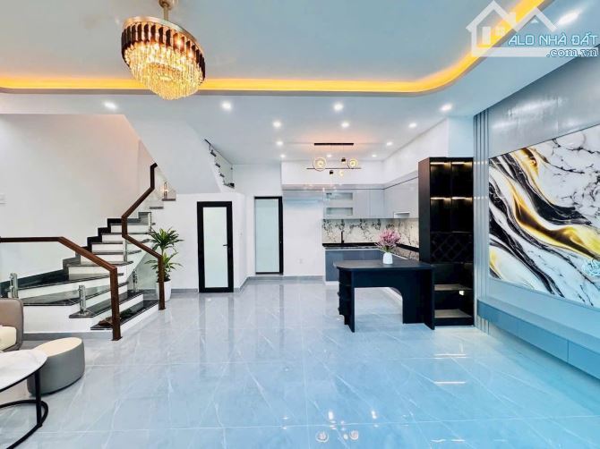 Nhà xây mới sân cổng độc lập ngõ nông đỗ cửa phố Lê Lợi