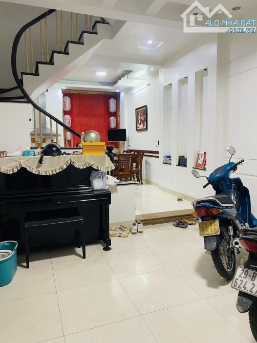 NHÀ ĐẸP PHỐ NGUYỄN CÔNG HOAN - 5T CHẮC CHẮN- 9 Phòng - Ô chờ thang máy - Yên tĩnh, dân trí