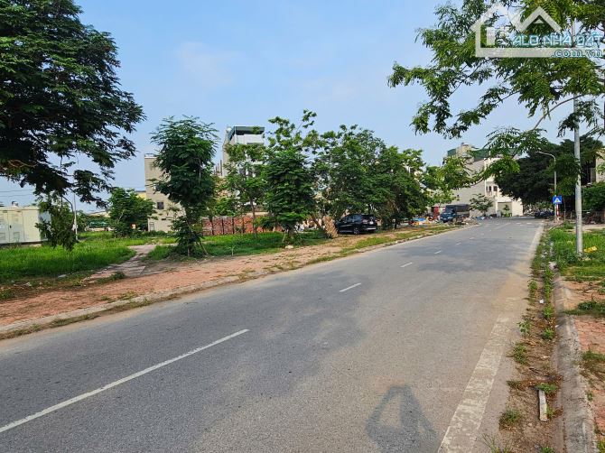 Bán Đấu Giá . Khắc Niệm . dt 99,7m. mt 7m . hướng ĐB & TN . giá 6 ty1