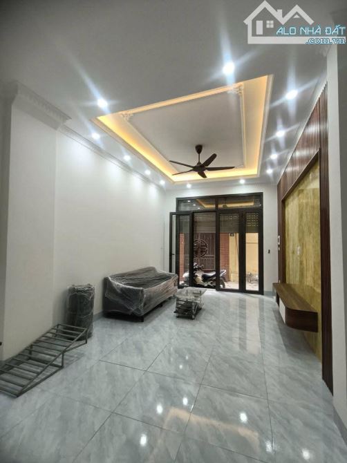 Hót nhà HOÀNG MAI- THANG MÁY- KINH DOANH- cách ôtô 10m ngõ thông *7.6tỷ