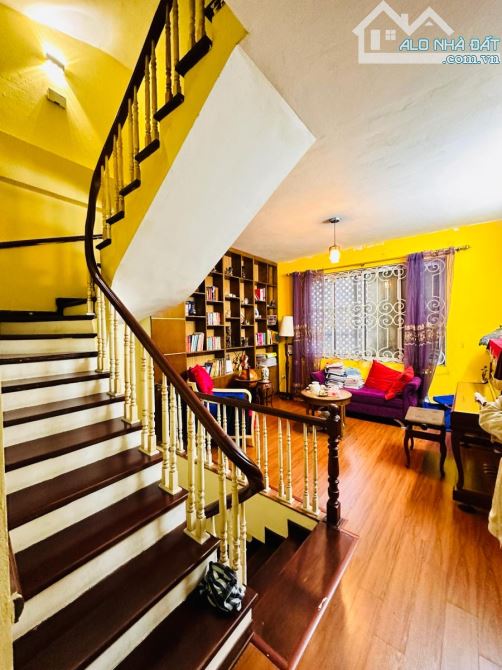 Bán nhà Phố Nguyên Hồng.Đống đa. Diện tích 55m. 6 Tầng. Mặt tiền 4,5m. Giá 18 tỷ