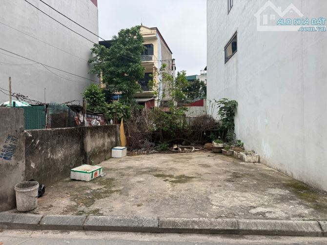 Cần bán gấp mảnh đất đẹp mặt tiền rộng đường thông ô tô mặt ngõ 83 Phúc Lợi, Long Biên