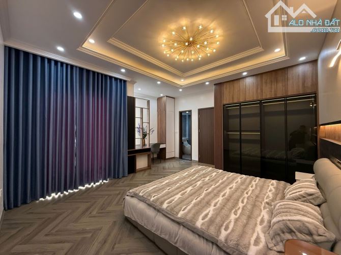 BÁN NHÀ MP HOANG VĂN THÁI-THANH XUÂN. DT81M, 7T THANG MÁY, MT3.6M. GIÁ 39.5 TY