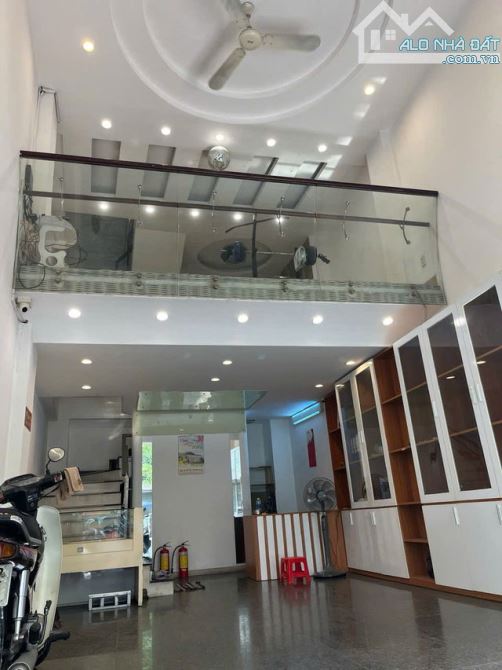 MẶT TIỀN KINH DOANH ĐỈNH TRUNG TÂM QUẬN 11- LÝ NAM ĐẾ- 6 TẦNG BTCT