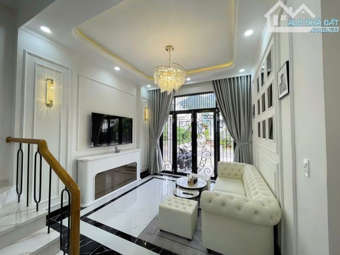 Nhà 3 tầng phong cách Tân Cổ Điển Khu TĐC Đất Lành.
 Dt 58m2 ngang 4m. Dt sàn: 151,1m2
