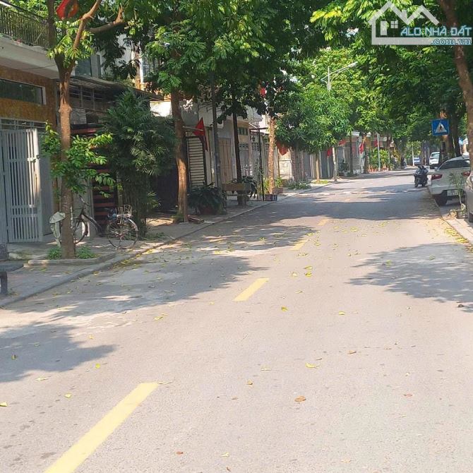 Bán nhà ngõ sạch bóng, oto tránh Hoàng Quốc Việt: 65m, dân trí văn minh, chủ nhà thành đạt