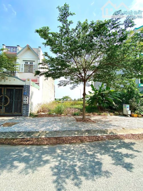 🎯 “130m² Đối Diện Trường – Gần Hồ, Gần Đường Chính, Gần Lộc!”