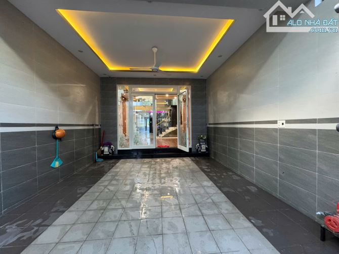 Bán nhà Thái Văn Lung - 125m2 - giá siêu tốt - có hồ bơi trong nhà