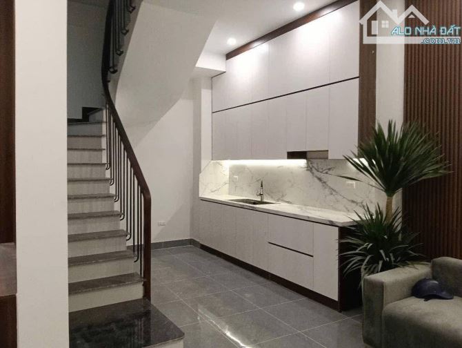 Bán nhà đẹp ở luôn tại Lạc Long Quân, ngõ thông 70m ra phố, 15m ra ô tô, 48m2, 5T, 10.3 tỷ