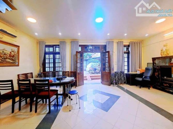 Bán nhà Văn Cao, Ba Đình 90m2, mặt tiền 6m vỉa hè ô tô 2 thoáng 37.5 tỷ gần Hồ Tây