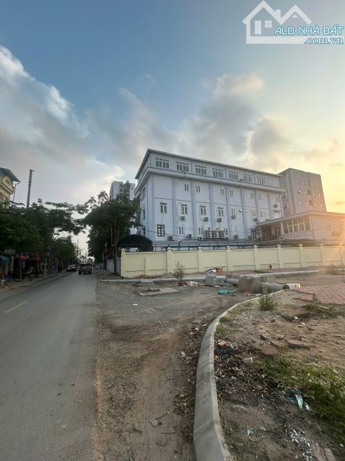 BÁN GẤP CĂN NHÀ RẺ NHẤT BẮC TỪ LIÊM,KHU GẦN TRƯỜNG CHỢ RẤT TIỆN CHỈ 4X TỶ NHÀ,30m2-5 tầng,