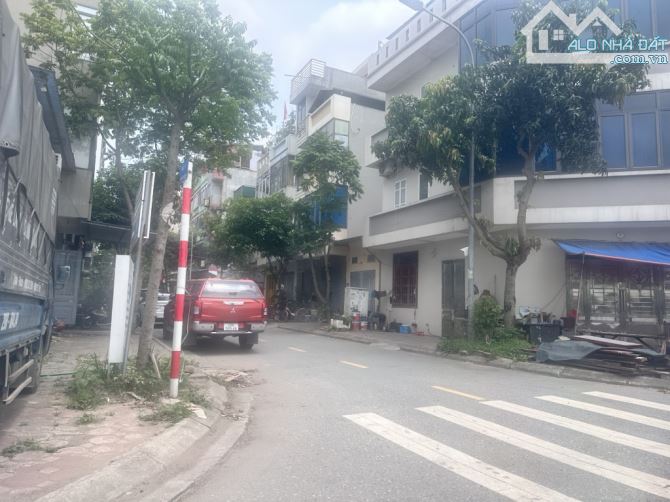 Bán nhà phố Nguyễn Thời Trung, DT 76m2 x MT rộng thênh thang, vỉa hè đá bóng, dòng tiền