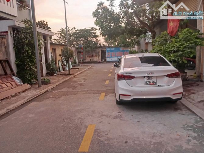Ỷ LAN. MẶT TIỀN ĐẸP. ÔTÔ TRÁNH. ÔTÔ VÀO ĐẤT
