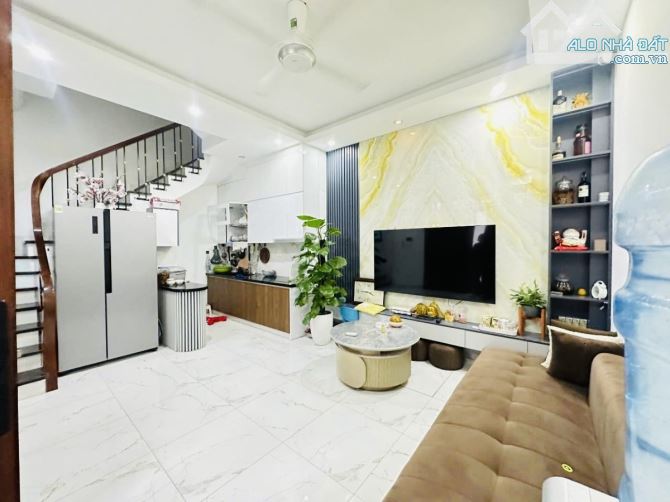 Lạc Long Quân - 35m2 -  7 tỷ 65 - Ngõ thông - Gần phố.