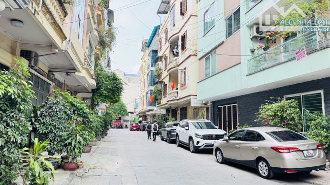 BÁN NHÀ LẠC TRUNG KINH DOANH OTO TRÁNH , XÂY TOÀ VĂN PHÒNG CỰC ĐỈNH .