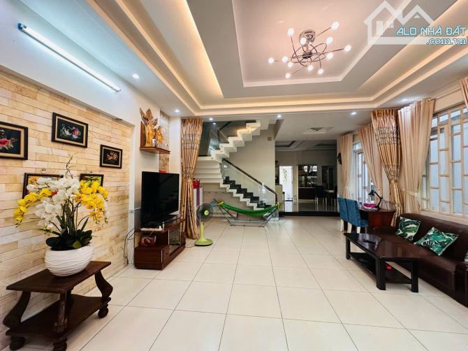 Định cư gấp bán Biệt thự Phú Nhuận, dt: 8m x 20m, 4 tầng, nội thất hiện đại, Giá chỉ 22 tỷ