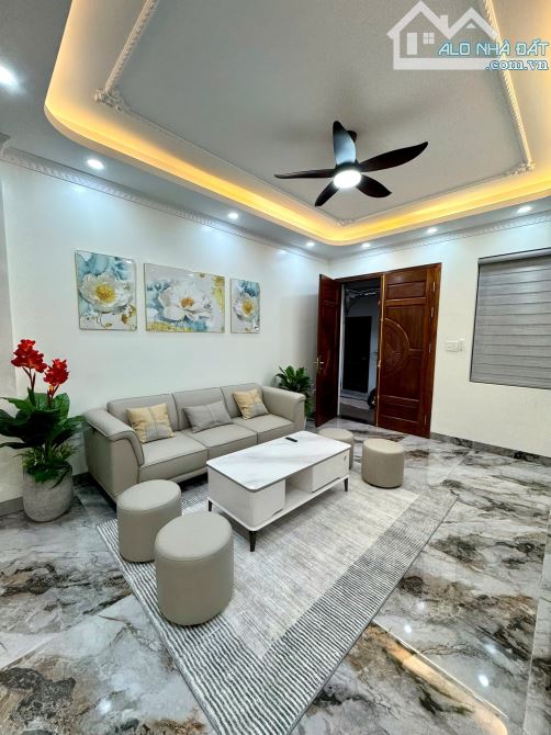 Bán nhà Ngọc Lâm, Mới kính Kong, DT 60m2 x 6 tầng x thang máy x 3 thoáng, nội thất cơ bản,