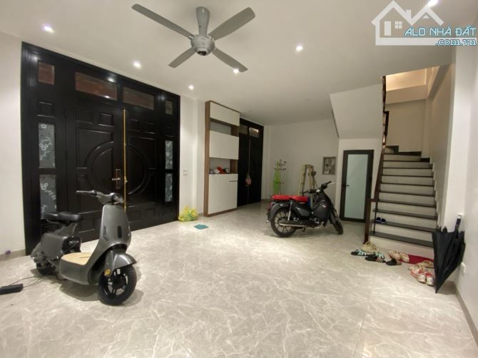 Bán nhà Bạch Mai 38/40m2, 5T, MT 7m ngõ rộng 4m, gần phố, sổ nở hậu. Giá 9.5 tỷ có tl