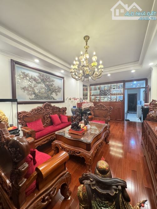 Bán nhà đẹp phố Bồ Đề, thang máy, 2 thoáng trước sau, 2 mặt ngõ, xe oto đỗ cửa vào nhà,