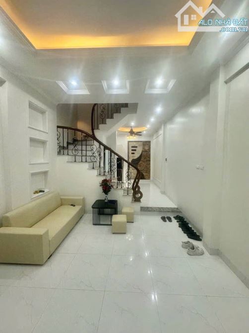 Nhà 5 tầng Đường Láng 40m2, ô tô gần hộ khẩu, trước sau thoáng sáng, kinh doanh 10.2 tỷ
