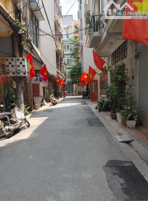 Bán nhà Xuân La - Phân lô quân đội - Ô tô đỗ cửa - 2 thoáng trước sau
