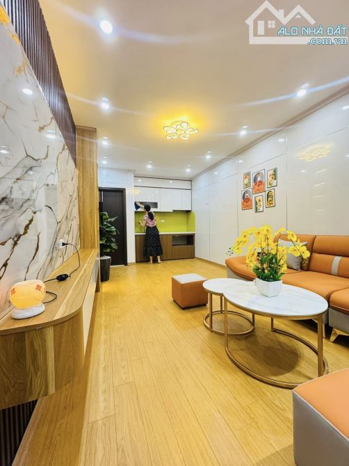 BÁN NHÀ TẬP THỂ MẶT PHỐ THÁI THỊNH 62m 3tỷ - SÂN CHƠI CHÂN CẦU THANG NỘI THẤT CAO CẤP
