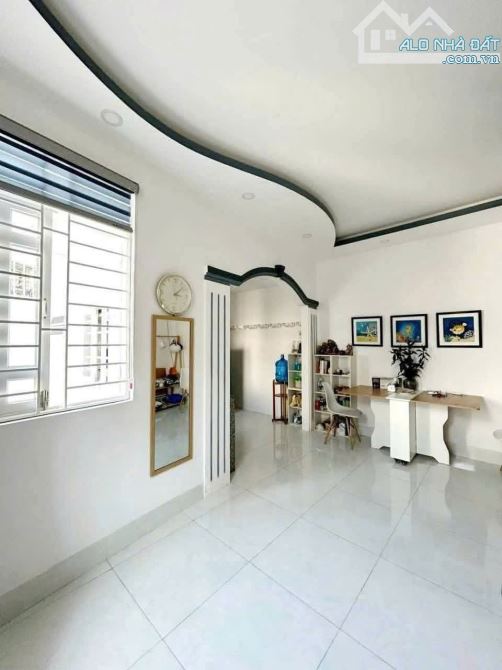 Bán Gấp rẻ lắm rồi Nhà 2 tầng kiên cố cách biển hòn chồng Nha Trang chỉ 500m thoáng mát.