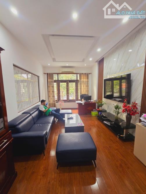 Nhà Nguyễn Văn Huyên, Cầu Giấy. 66mx5; MT 4.5; Giá 26.5 tỷ  ÔTÔ TRÁNH - KINH DOANH